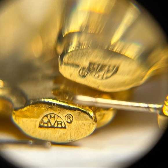 Vintage Heritage Museum Replica Gold Tone Fanned Half Hoop Earring - Picture 5 of 6